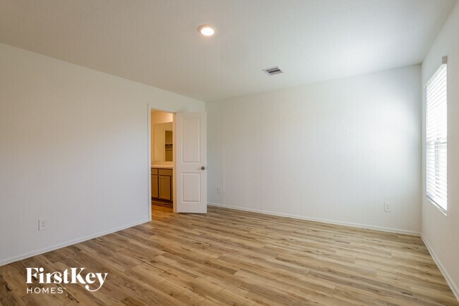 Foto del edificio - 24223 Becker Hollow Ln