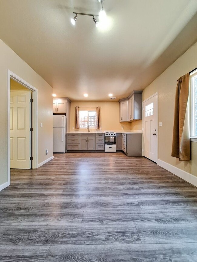Building Photo - 682 S Genevieve Ln
