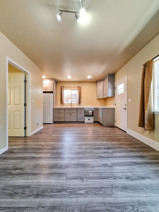 Foto del edificio - 682 S Genevieve Ln