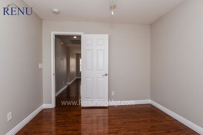 Building Photo - AVAILABLE NOW!! Nice 3 Bedroom 2 Bath House!