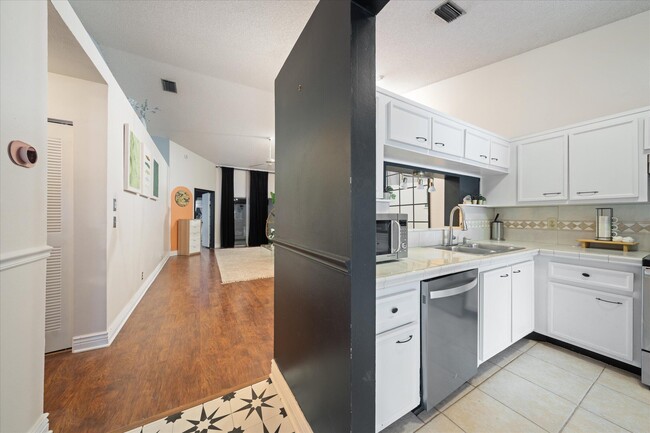 Foto del edificio - 6060 NW 92nd Ave