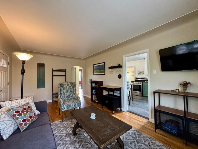 Building Photo - Beautiful 2 Bedroom Ranch Home Furnished o...