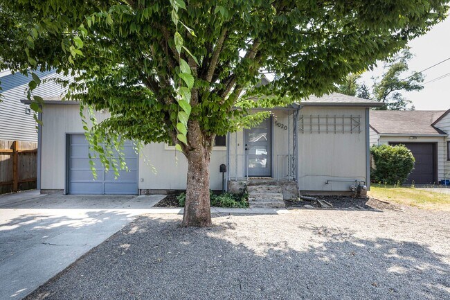 Foto del edificio - Sleeping loft off trendy Alberta St in NE Portland, washer/dryer included in the unit!!