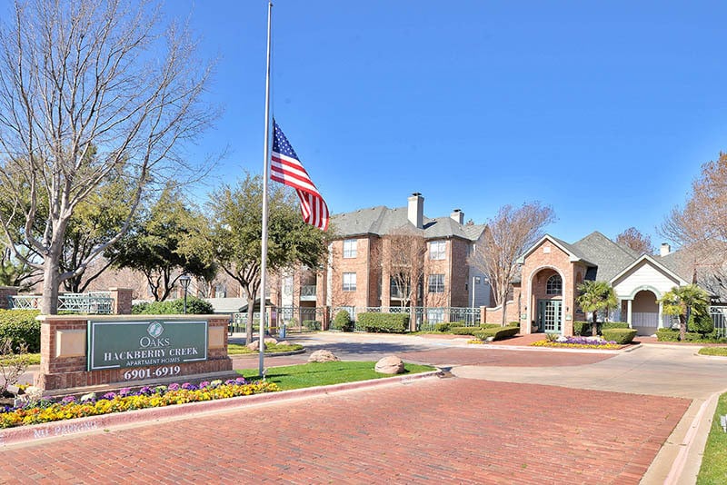 Oaks Hackberry Creek Apartments Irving, TX