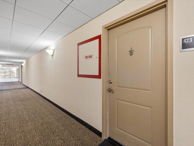 Building Photo - 100 Bayview Dr