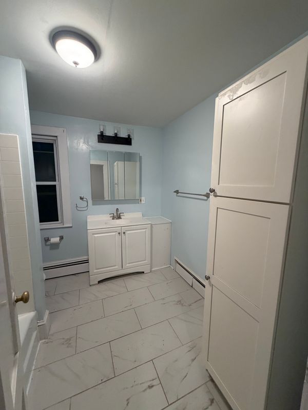 Building Photo - 28 1/2 Grove Street, #2