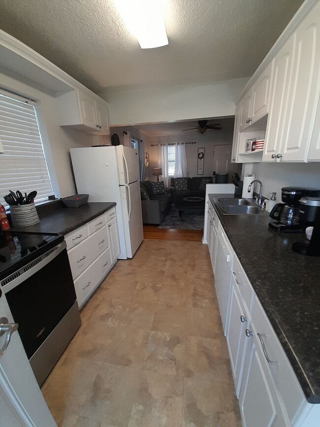 Building Photo - 2 bedroom 2 bath furnished condo $1,500 pe...