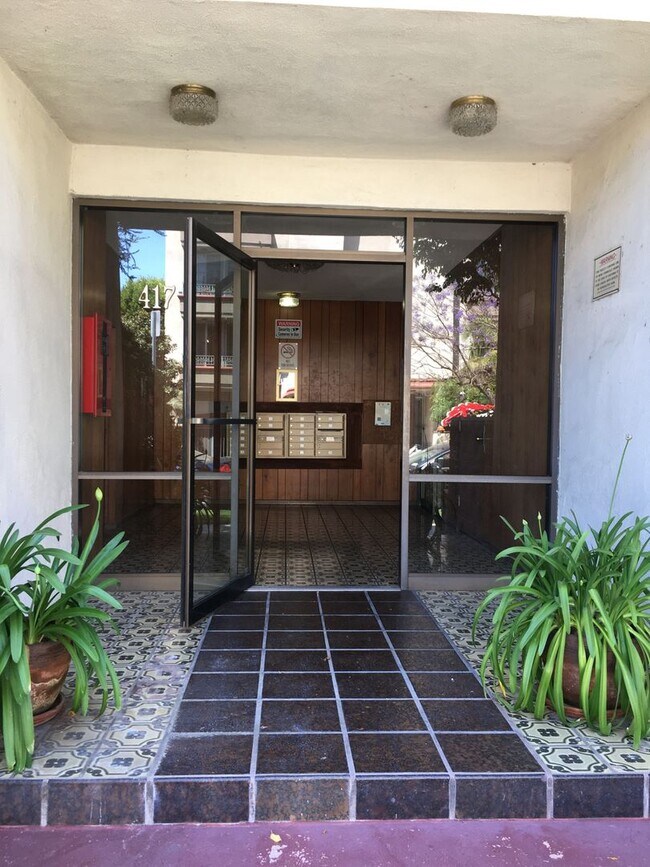 Foto del edificio - 417 Arnaz Dr