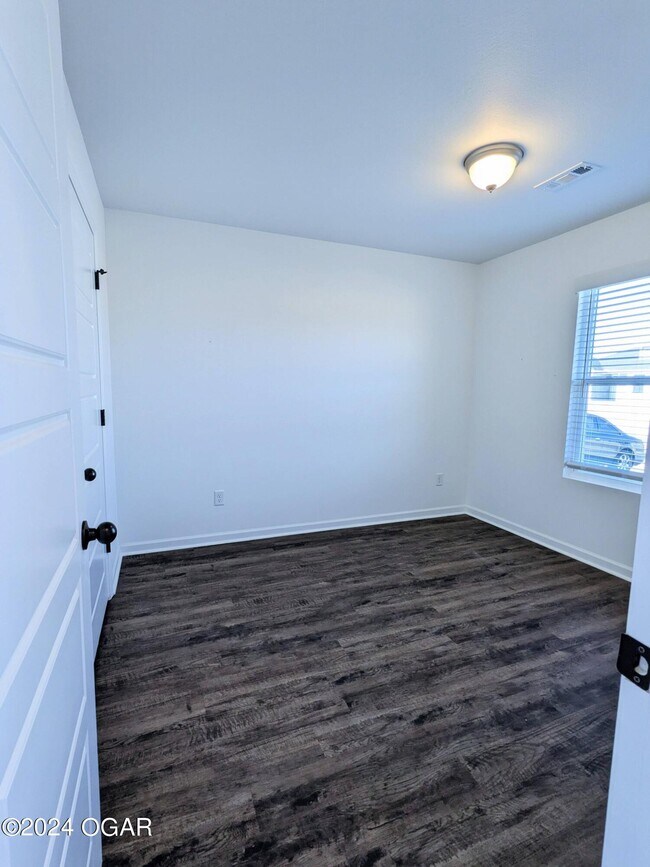 Building Photo - 709 Short Leaf