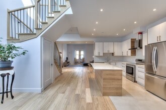 Building Photo - 3478 Av. du Parc