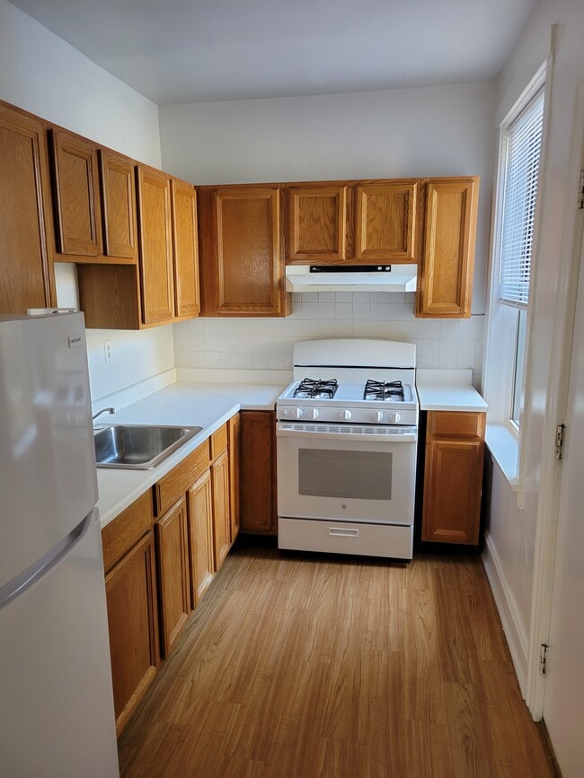 Kitchen - 944 W Cuyler Ave