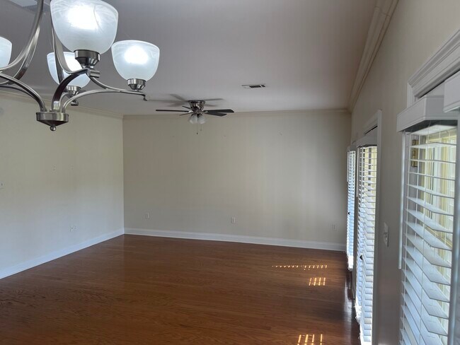 Sala de estar - 38035 Post Office Rd