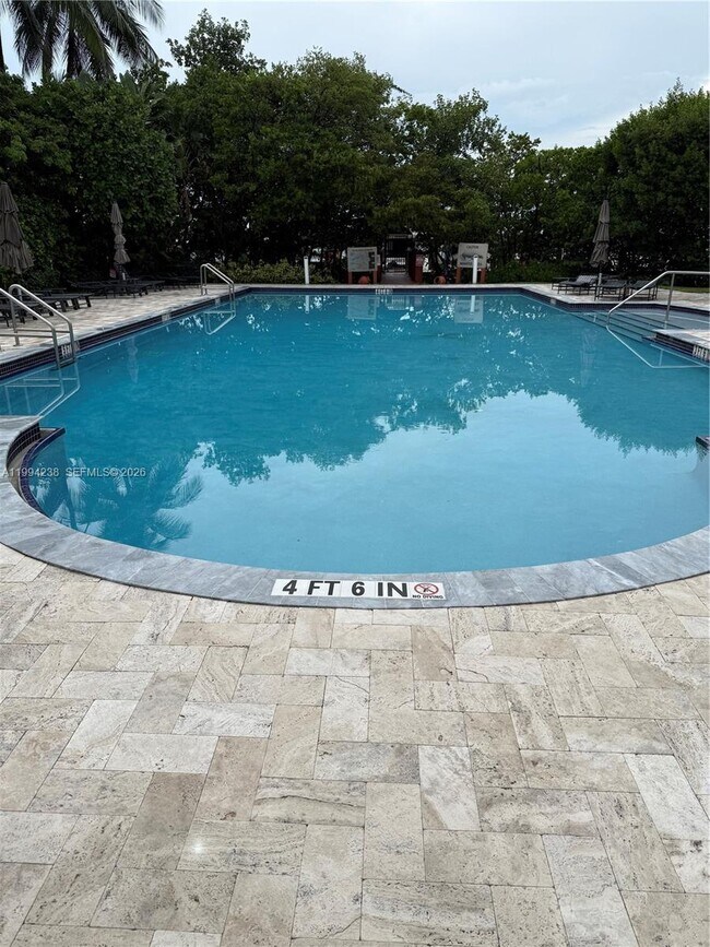 Foto del edificio - 17050 N Bay Rd