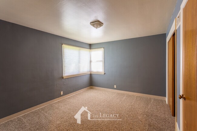 Building Photo - 325 S Kimball St