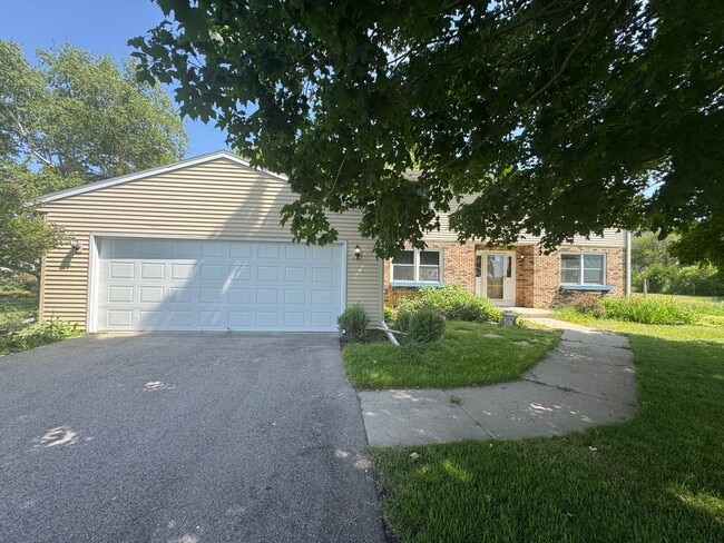 Building Photo - 3 Bedroom Single Family Home