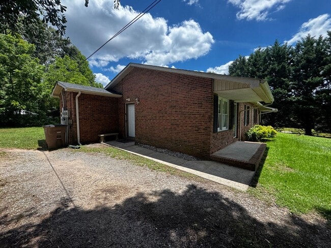 Building Photo - 2115 Cameo Dr