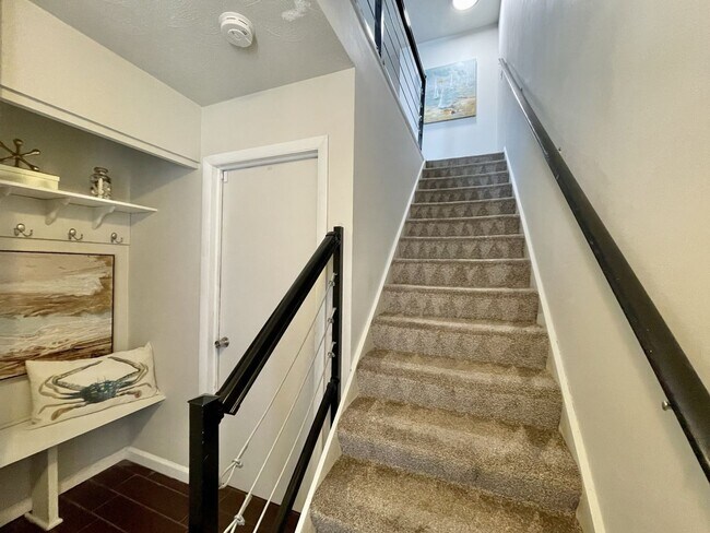 Foto del edificio - Freshly painted & Available NOW! Tri-Level...