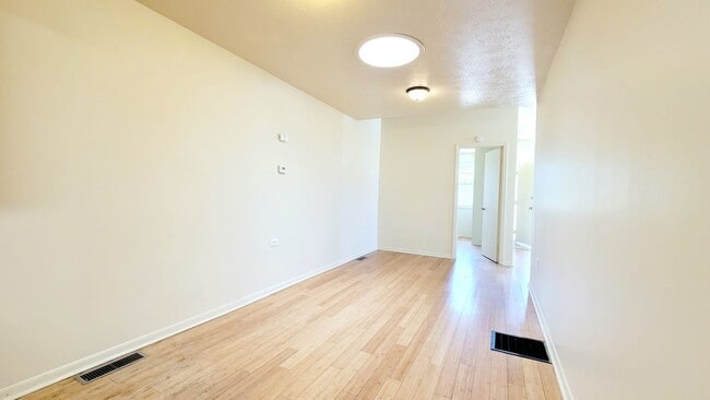 Building Photo - 802 S 27th St