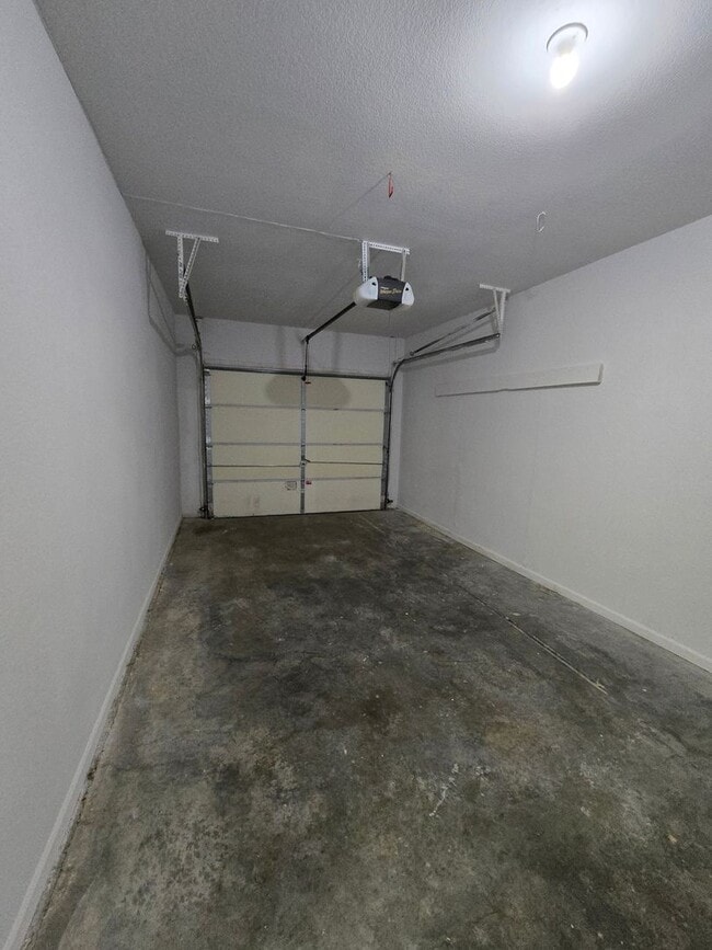 Building Photo - 3 bedroom duplex