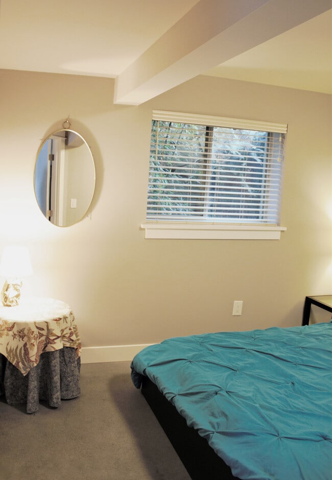Natural daylight - 3712 29th Ave W