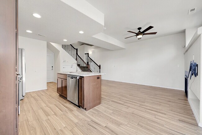 Foto del edificio - $1,999 - 3 Bed, 2.5 Bath Townhome in CO Springs with AC and In Unit Laundry!