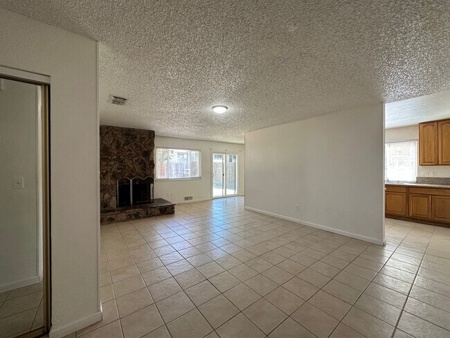Foto del edificio - Four Bedroom Home