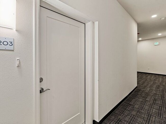 Building Photo - 557 Oppenheimer Dr