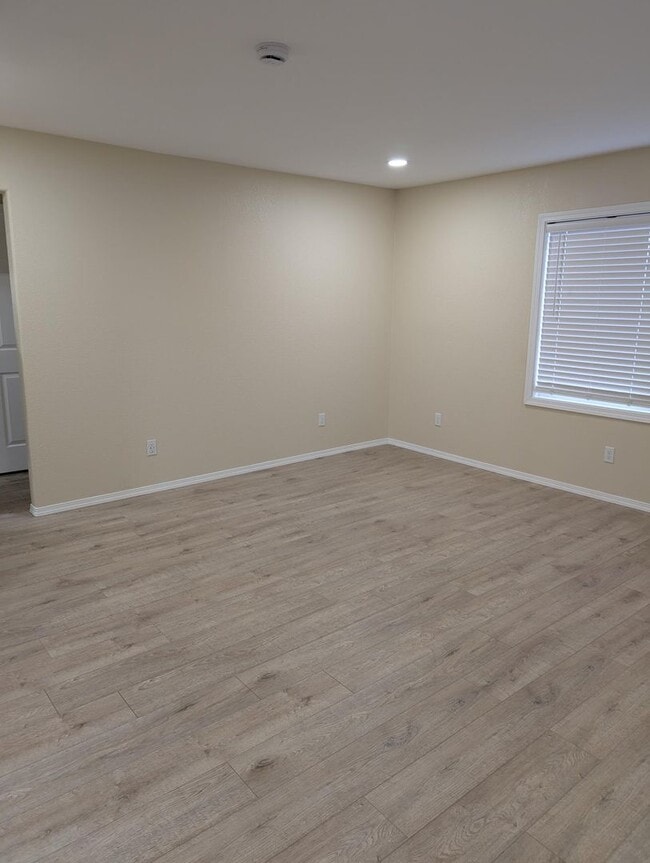 Building Photo - 2 Bedroom 1 Bath- Home