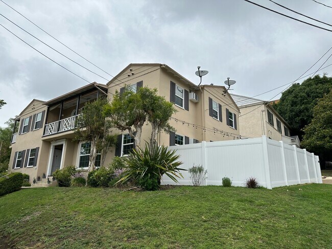 Building Photo - 3249 Rowena Ave