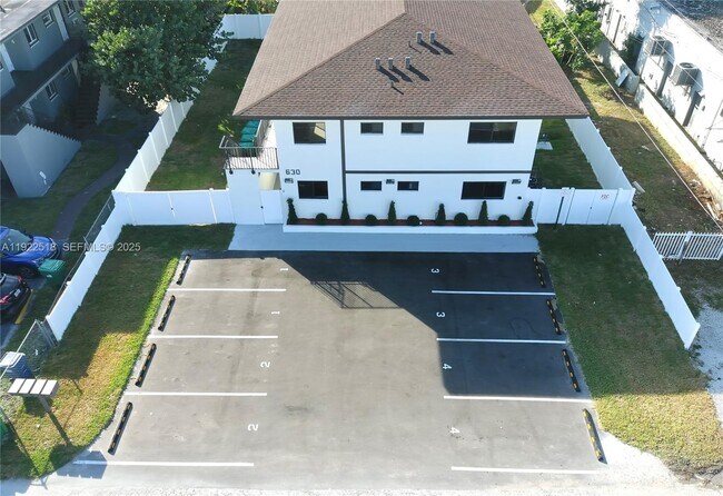 Foto del edificio - 630 NE 166th St