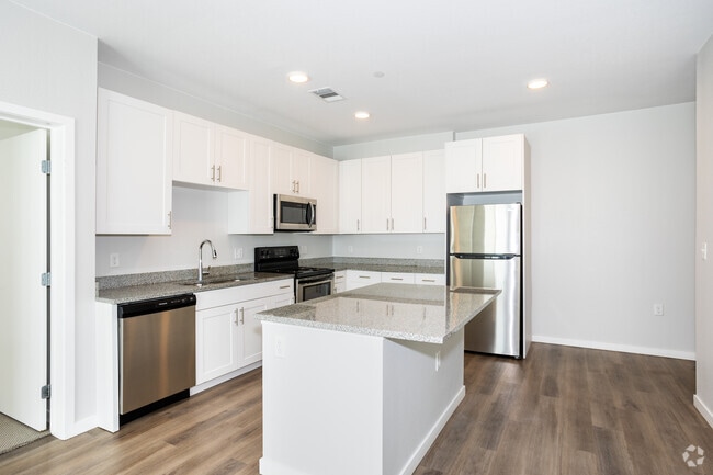 2BR, 2BA - 950SF - Kitchen - Capitol Square Apartments