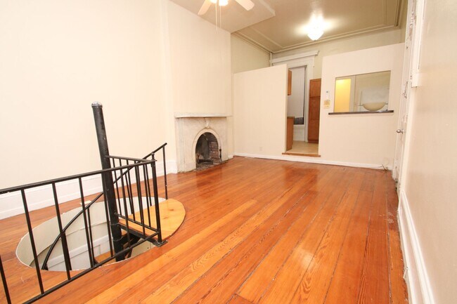 Foto del edificio - Spacious Bilevel 1 BR, 1.5 BA & More!*Avai...
