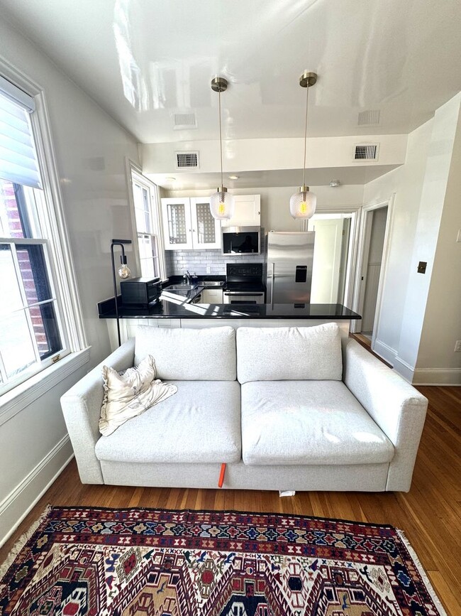 Building Photo - Update 1BR1BA in Georgetown with in unit w...