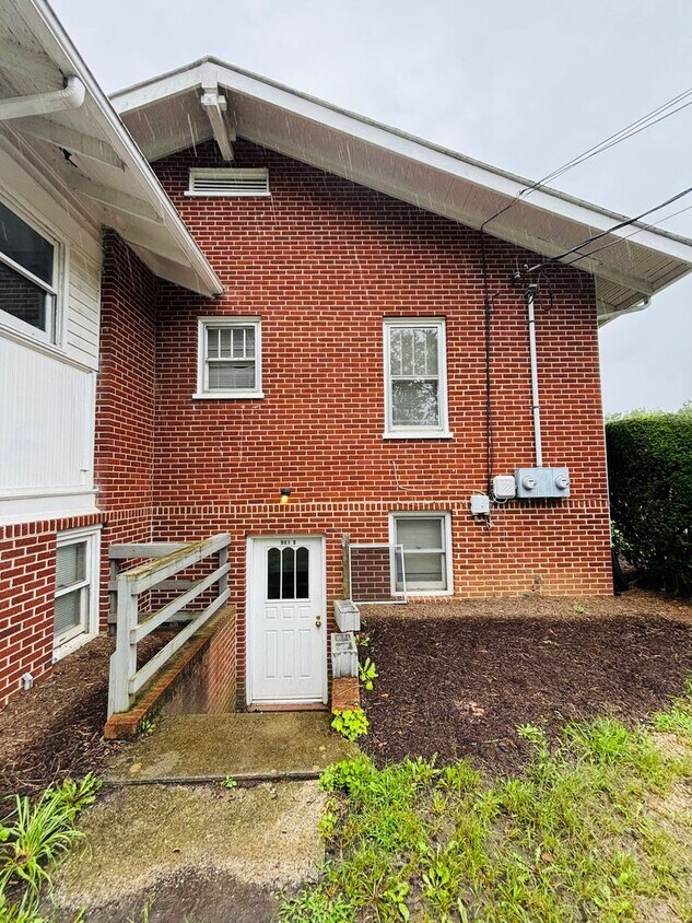 Primary Photo - 901 S Main St