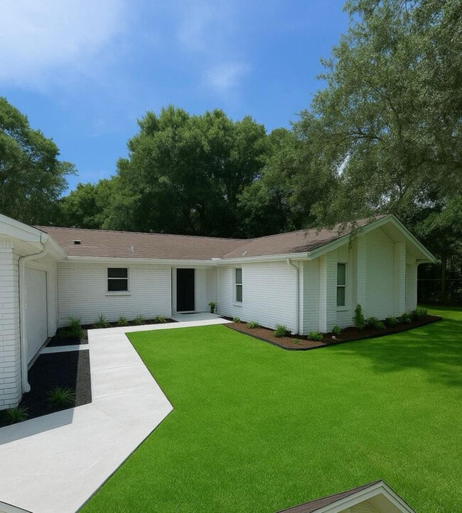 Building Photo - 2424 Roberts Dr