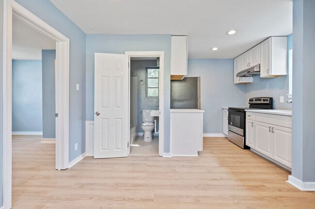 Foto del edificio - Adorable Renovated 1 Bed, 1 Bath Apartment with Integral Garage, Central AC - Available Now!