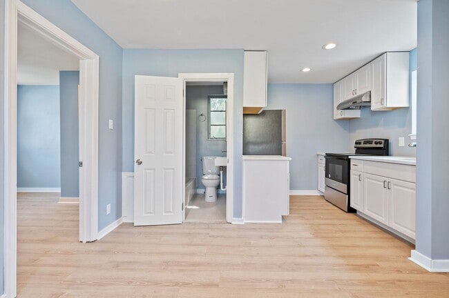 Building Photo - Adorable Renovated 1 Bed, 1 Bath Apartment with Integral Garage, Central AC - Available Now!
