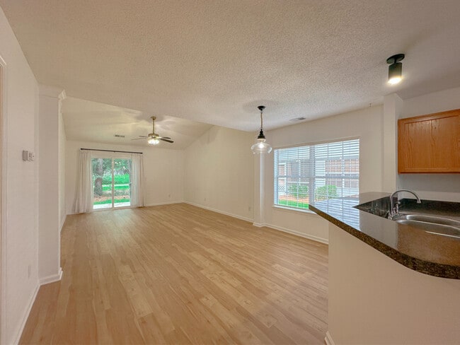Building Photo - 7352 Suncatcher Dr