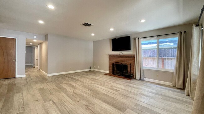 Foto del edificio - Walk to Campus from this 3-Bedroom in Monterey Heights