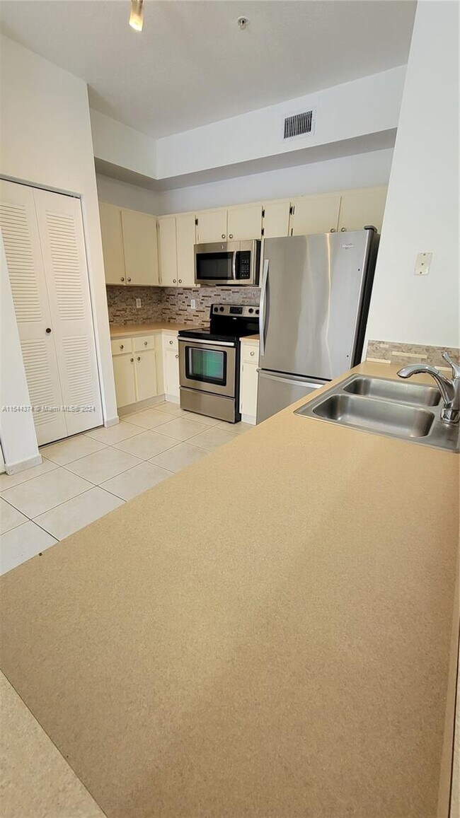 Foto del edificio - 7330 NW 114th Ave