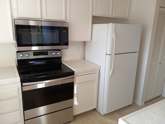 Building Photo - 3625 Avocado Village Ct