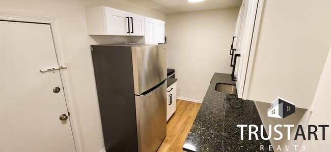 Foto del edificio - 2 bedroom house in Belmont