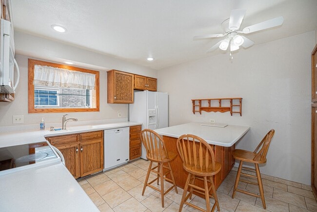 Building Photo - Welcome Home to Bristol Cove - Rare End-Unit Ranch Townhome in Centennial!