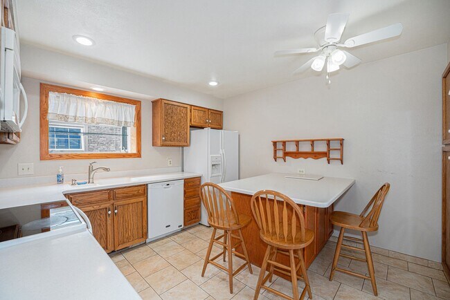 Foto del edificio - Welcome Home to Bristol Cove - Rare End-Unit Ranch Townhome in Centennial!