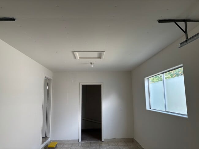 Building Photo - ME-0108