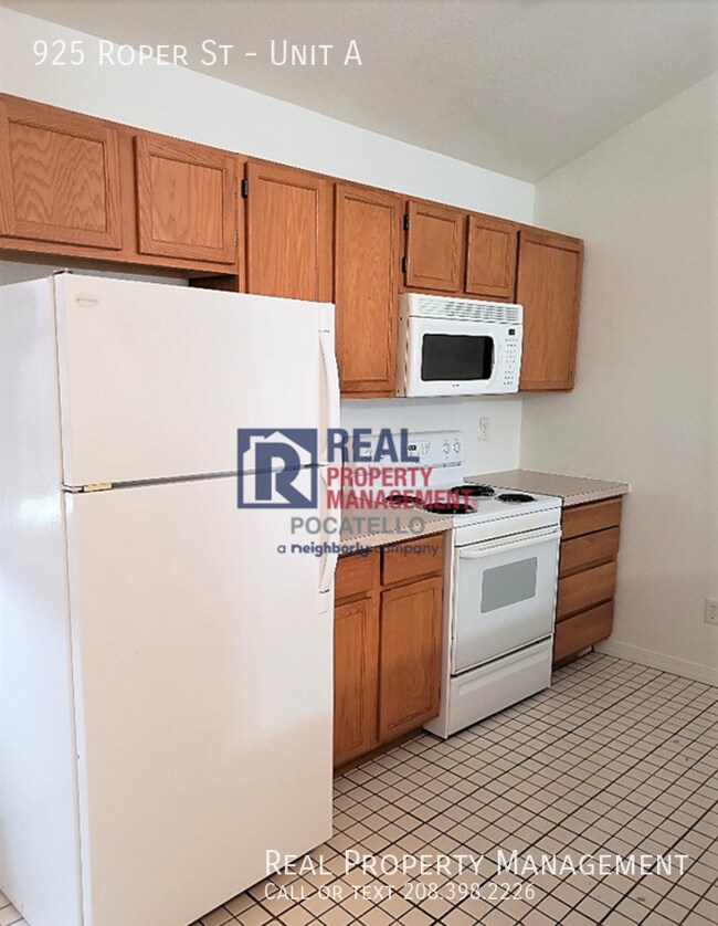 Building Photo - 2 Bedroom 1 Bath duplex - Pet friendly - 1...