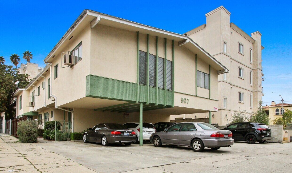 Foto principal - 907 S. Holt Ave - near Olympic and La Cien...