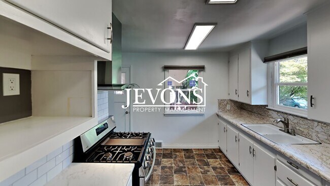 Foto del edificio - Charming 3-bedroom home with large fenced ...