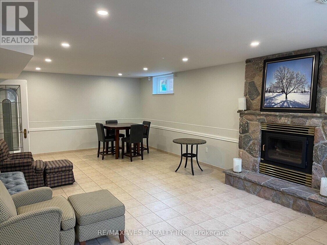 Building Photo - 1112 Hawthorne Ct