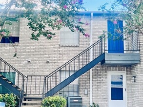 Building Photo - 9797 Leawood Blvd